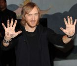 Daivd Guetta dépose ses empreintes au Grauman's Chinese Theater, à Los Angeles, le 3 décembre 2011.