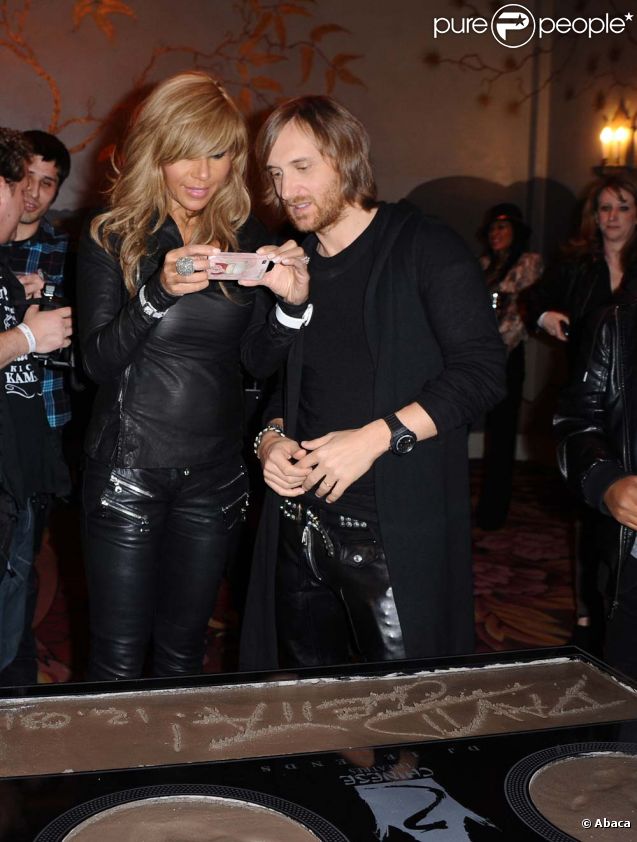 Daivd Guetta, accompagné de son épouse Cathy, dépose ses empreintes au Grauman's Chinese Theater, à Los Angeles, le 3 décembre 2011.