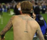 David Beckham fait admirer les tatouages aux noms de ses enfants le 6 décembre 2011 à Melbourne