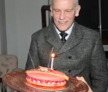 John Malkovich a soufflé son gâteau d\'anniversaire peu après minuit lors de la présenté sa collection Technobohemian à Paris le 8 décembre 2011