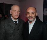 John Malkovich et Christian Louboutin lors de la présentation de la collection Technobohemian à Paris le 8 décembre 2011