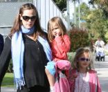 Jennifer Garner et ses filles Violet et Seraphina le 5 décembre 2011