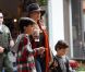 LeAnn Rimes et son mari Eddie Cibrian font du shopping à Malibu avec les deux fils de l'acteur, le 11 décembre 2011
