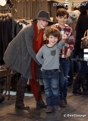 LeAnn Rimes et son mari Eddie Cibrian font du shopping à Malibu avec les deux fils de l'acteur, le 11 décembre 2011