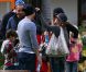 LeAnn Rimes et son mari Eddie Cibrian font du shopping à Malibu avec les deux fils de l'acteur, le 11 décembre 2011