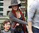 LeAnn Rimes et ses beaux-fils Mason et Jake, font les magasin à Malibu le 11 décembre 2011 en compagnie de leur père Eddi Cibrian (mari de la chanteuse)