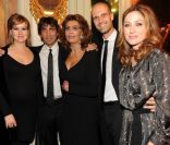 La famille Loren au grand complet lors du dîner organisé en hommage à Carlo Ponti, à Rome en Italie, le 12 décembre 2011