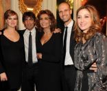Sophia Loren, ses deux fils Carlo Jr. et Edoardo Ponti ainsi que leurs épouses lors du dîner organisé en hommage à Carlo Ponti, à Rome en Italie, le 12 décembre 2011