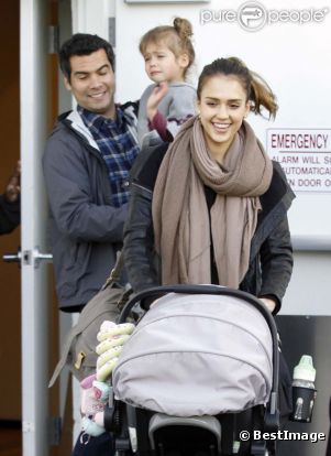 Jessica Alba, son époux Cash, Honor et sa petite Haven, à Los Angeles, le 17 décembre 2011.