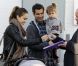 Jessica Alba signe un autographe, pendent que Cash Warren s'occupe d'Honor, à Los Angeles, le 17 décembre 2011.