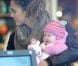 Jessica Alba et l'adorable bébé Haven, à Los Angeles, le 17 décembre 2011.