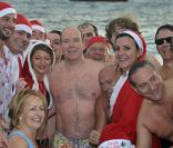 Le Prince Albert de Monaco lors du traditionnel bain de charité pour Noël, à Monaco le 18 décembre 2011