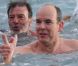 Albert de Monaco se déshabille et se jette à l'eau pour un bain de Noël de folie