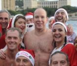 Le Prince Albert de Monaco entouré des Monégasques lors du traditionnel bain de charité pour Noël, à Monaco le 18 décembre 2011