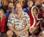 Le Prince Albert de Monaco en chemise hawaïenne lors du traditionnel bain de charité pour Noël, à Monaco le 18 décembre 2011