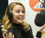 Kylie Minogue dans les studios de la radio BBC à Londres le 19 décembre 2011<br />