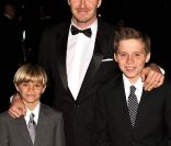 David Beckham posait fièrement avec ses fils Romeo et Brooklyn sur le tapis rouge de la soirée A Night of Heroes pour les Sun Military Awards, à l'Imperial War Museum de Londres, le 19 décembre 2011.