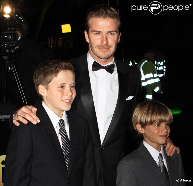 David Beckham avec ses fils Brooklyn et Romeo sur le tapis rouge de la soirée A Night of Heroes pour les Sun Military Awards, à l'Imperial War Museum de Londres, le 19 décembre 2011.