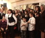 Mireille Mathieu et ses treize frères et soeurs célèbrent en famille les 90 ans de sa maman Marcelle-Sophie à Coudekerque-Branche, le 17 décembre 2011.<br />