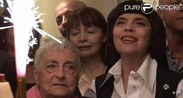 Mireille Mathieu célèbre en famille les 90 ans de sa maman Marcelle-Sophie à Coudekerque-Branche, le 17 décembre 2011. 