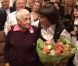 Mireille Mathieu réunit ses treize frères et soeurs pour les 90 ans de sa maman
