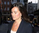 Pippa Middleton pour les fiançailles de Holly Branson et Fred Andrews, à Londres le 24 avril 2011.