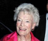 Eve Branson, maman de Richard Branson, pour les fiançailles de sa petite-fille Holly, à Londres, le 24 avril 2011.