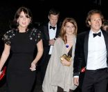 Les princesses Eugenie et Beatrice pour les fiançailles de Holly Branson et Fred Andrews, à Londres le 24 avril 2011. 
