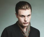 Le comédien de 30 ans Michael Pitt, une fleur à la main pour représenter la collection printemps 2012 de Prada. 