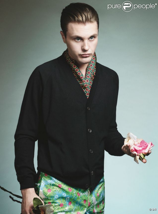 Le comédien de 30 ans Michael Pitt, une fleur à la main pour représenter la collection printemps 2012 de Prada. 