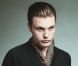 Le comédien de 30 ans Michael Pitt, une fleur à la main pour représenter la collection printemps 2012 de Prada. 