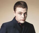 L'acteur Michael Pitt prend la pose pour Prada. 
