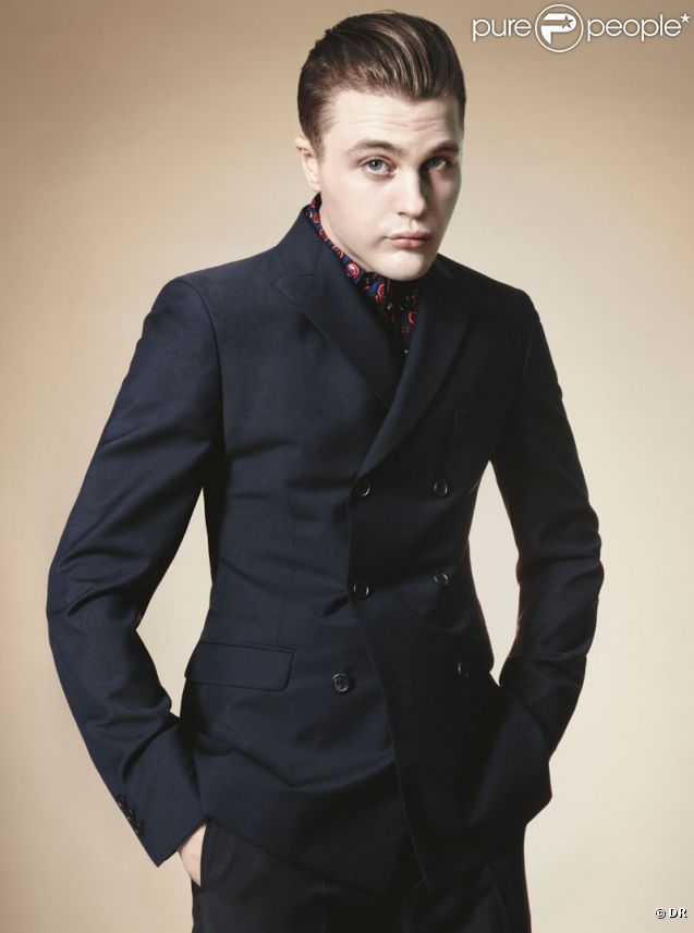 L'acteur Michael Pitt prend la pose pour Prada. 