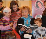 Annie Cordy, entourée des enfants, lit des contes pour enfants au Carré d'Encre, librairie parisienne, le jeudi 22 décembre 2011.