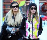 Paris Hilton et sa petite soeur Nicky de sortie en ville à Aspen, le 23 décembre 2011.