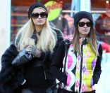 Deux stars dans l\'État du Colorado : les Hilton sont à Aspen pour les vacances, et les deux stars de la famille Paris et Nicky sortent en ville. Le 23 décembre 2011.