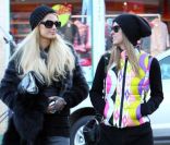 Paris et Nicky Hilton en vacances sur les hauteurs d\'Aspen, le 23 décembre 2011.