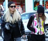 Nicky Hilton, à l\'aise en baskets Jimmy Choo et Paris très luxe avec deux vestes en fourrure, se promènent à Aspen, le 23 décembre 2011.