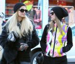 Nicky Hilton et son aîné Paris se promènent dans les rues d\'Aspen, le 23 décembre 2011.