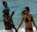 Kimora Lee Simmons et son compagnon Djimon Hounsou, et leur fils Kenzo le 25 décembre 2011 à St Barth