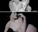 Des comparatifs accablants...
Rihanna se pare de points et de lignes d'ombres, dans le clip de You Da One réalisé par Melina Matsoukas en novembre 2011 et dévoilé en décembre. Un concept visuel efficace... mais apparemment volé au photographe de mode norvégien Solve Sundsbo.