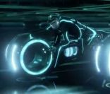 La course des motos luminescentes de Tron : L'héritage.