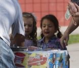 Gabriel Aubry offre une petite glace à sa file Nahla, séduite par cette idée le 28 décembre 2011 à Los Angeles