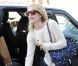 Emma Roberts retourne à son 4*4 Range Rover après être sortie de la boutique West Elm à Los Angeles, le 29 décembre 2011.