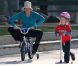 Marcia Cross, avec  Eden et Savannah, s'éclate comme une folle sur un mini-vélo