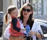 Jennifer Garner enceinte et sa fille Seraphina sortent de la manucure à Los Angeles, le 30 décembre 2011