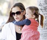 Jennifer Garner enceinte et sa fille Seraphina très complices à Los Angeles, le 30 décembre 2011
