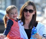 Jennifer Garner enceinte et sa fille Seraphina avec son vernis bleu à Los Angeles, le 30 décembre 2011