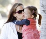 Moment de tendresse entre Jennifer Garner enceinte et sa fille Seraphina à Los Angeles, le 30 décembre 2011