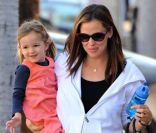 Jennifer Garner enceinte et sa fille Seraphina à Los Angeles, le 30 décembre 2011